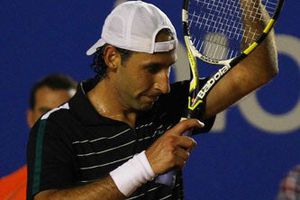 González inicia temporada de pasto con derrota