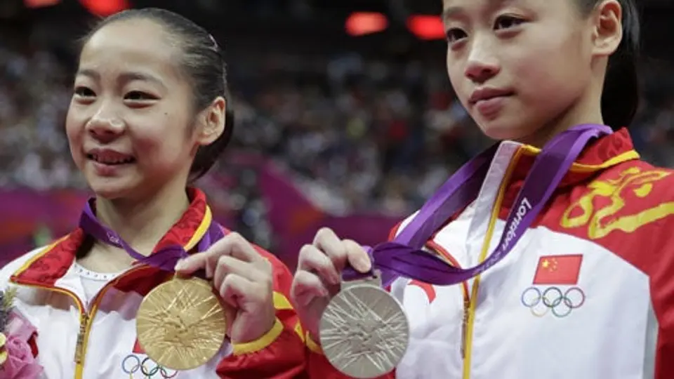 China hace el 1-2 en barra de equilibrio