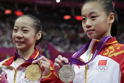 China hace el 1-2 en barra de equilibrio