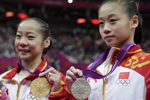 China hace el 1-2 en barra de equilibrio