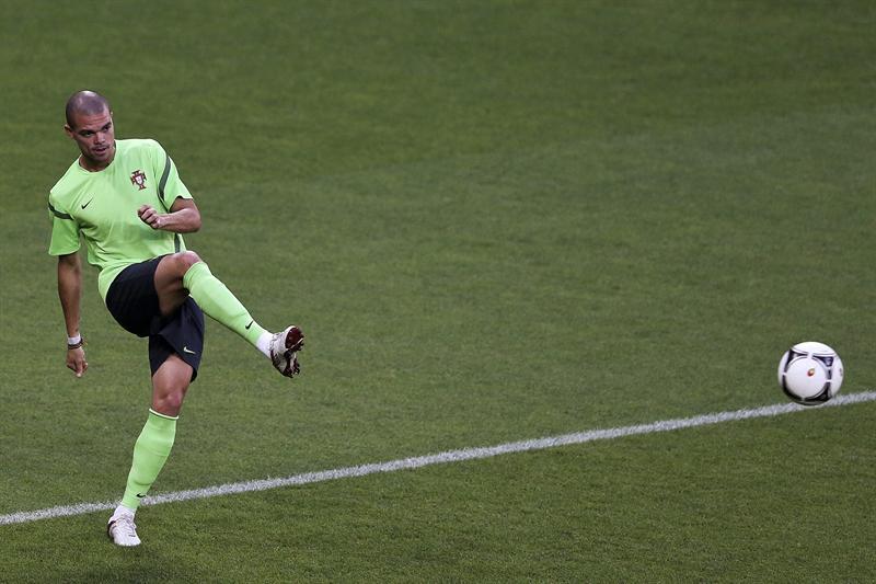 Pepe probando su disparo l EFE