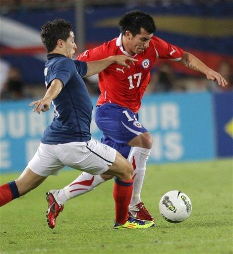 Samir Nasri y Gary Medel. FOTO: AP