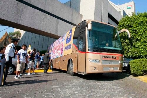 El autobus salió sin contratiempos del hotel de concentración (FOTO: OSCAR RAMÍREZ)