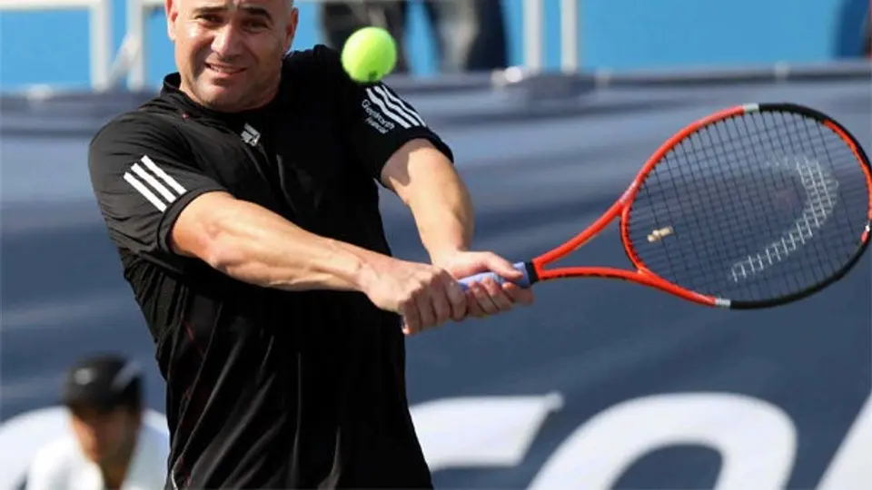 Agassi se impone a Courier en el juego inaugural del estadio de los JP 2011