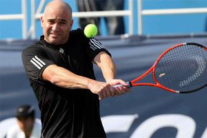 Agassi se impone a Courier en el juego inaugural del estadio de los JP 2011