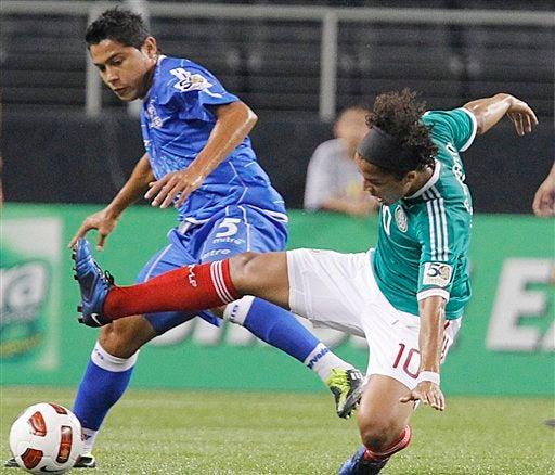 Gio diputa el esférico con Victor Turcios. FOTO: AP