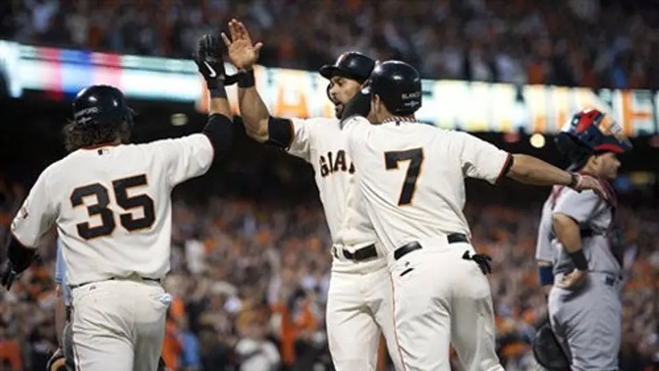 Gigantes aplastan a Cardenales y empatan la serie