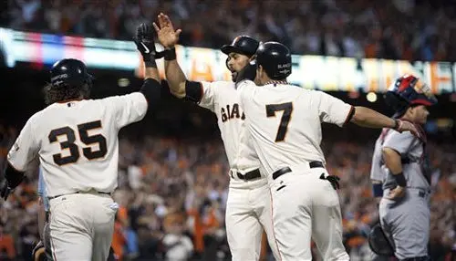 Gigantes aplastan a Cardenales y empatan la serie