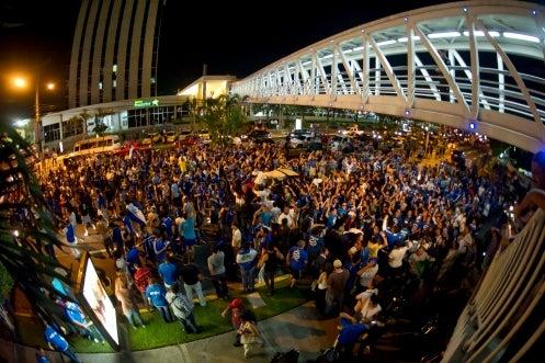 Aficionados salvadoreños se dieron cita en el hotel de concentración del Tri | CÉSAR VICUÑA