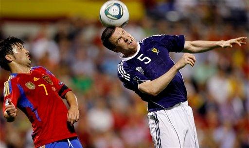Gary Caldwell gana en el juego aéreo. FOTO: AP