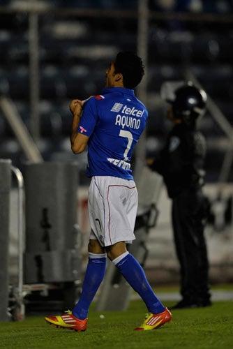 Aquino celebra con la afición | DANIEL GÁMEZ