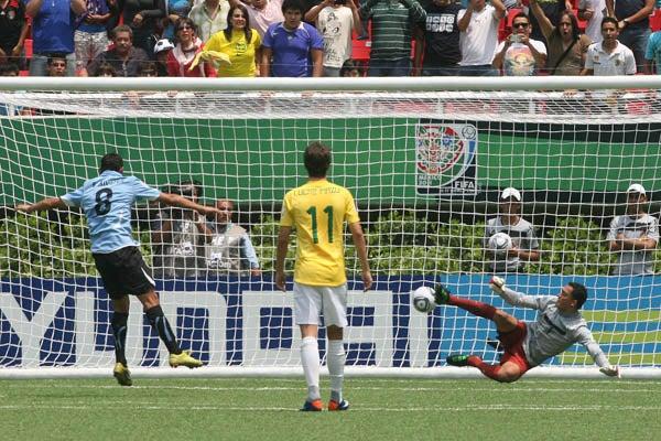 Con goles de Elbio Álvarez, Juan San Martín y Guillermo Méndez Uruguay espera rival para la Final. FOTO: JORGE BARAJAS