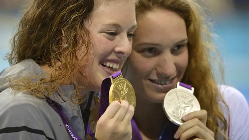 Schmitt impone récord olímpico en 200m libres