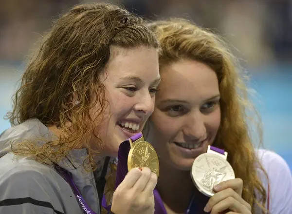 Schmitt impone récord olímpico en 200m libres