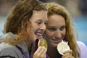 Schmitt impone récord olímpico en 200m libres
