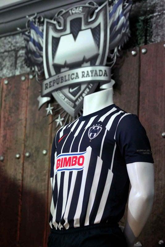 Su principal anunciante Bimbo, reduce su tamaño al frente de la playera. FOTO: MEXSPORT
