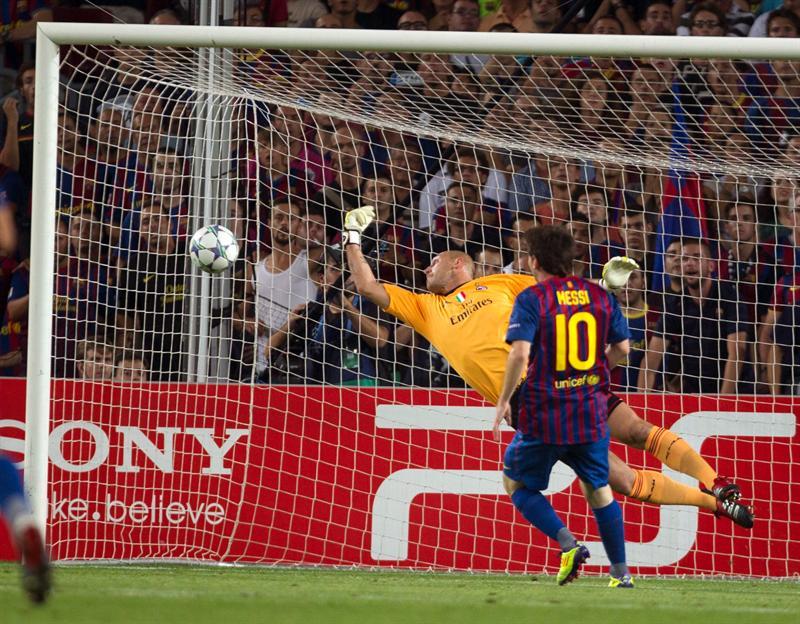 Messi hizo una gran jugada por derecha, vio entrar solo por el centro del área a Pedro que solo tuvo que empujar. FOTO: EFE