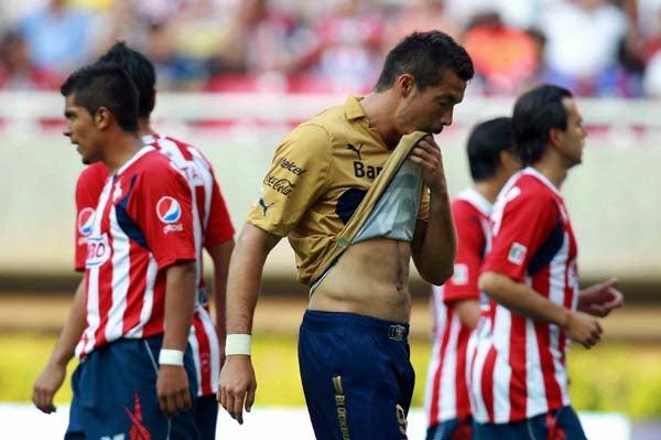 Chivas y Pumas se enfrentan en el duelo de Ida de la Semifinal del torneo mexicano (FOTO: MEXSPORT)
