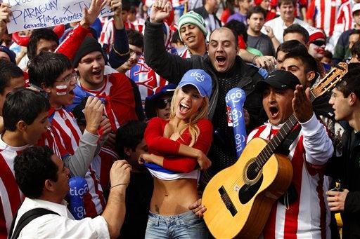 Varias aficionadas se lanzaron a los estadios para apoyar a su equipo mientras mostraban sus atributos. FOTO: AP