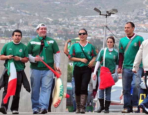Con banderas y playeras de la selección, los seguidores del Tri apoyarán a los juveniles. FOTO: MIGUEL PONTÓN