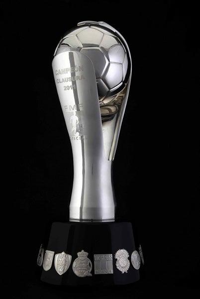De una forma más alargada, el trofeo del próximo campeón, tiene finos detalles en aplicación plata. FOTO: MEXSPORT