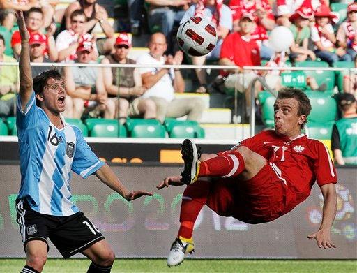 Kamil Grosicki busca el esférico. FOTO: AP