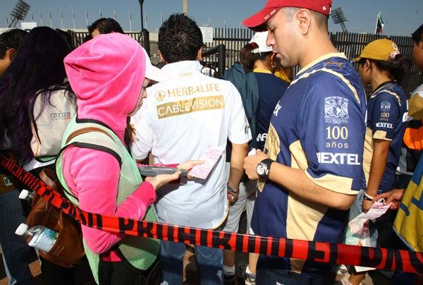 Seguidores de Pumas entrando al estadio (FOTO: ESTEBAN LÓPEZ)