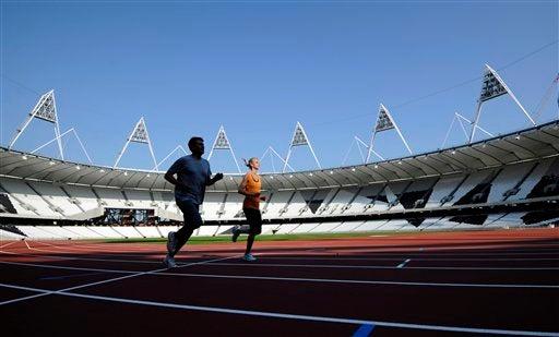 Seb Coe y Hannah England en la prueba de la pista. FOTO: AP