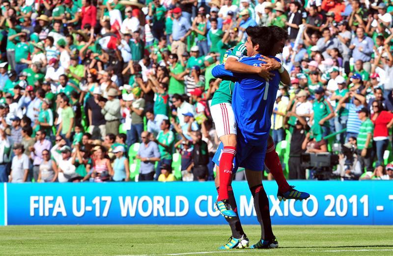 Los mexicanos celebran la virtual ventaja. FOTO: EFE