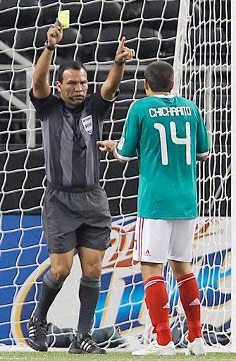 Chicharito recibe la amarilla al 28 tras jalonear a Anaya. FOTO: AP