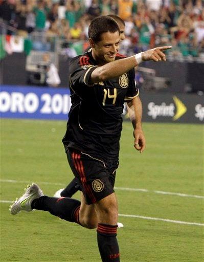 Javier Hernández celebra el primer gol de la noche. FOTO: AP