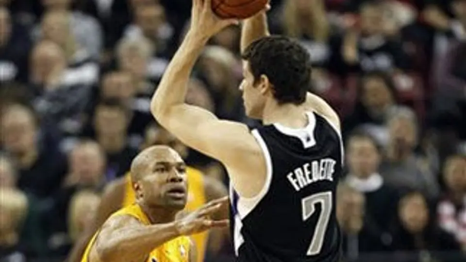 Lakers caen nuevamente; 100-91 ante Kings