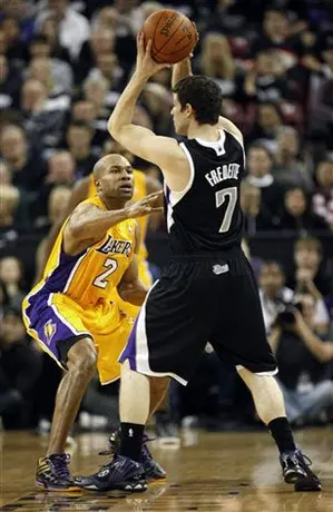 Lakers caen nuevamente; 100-91 ante Kings