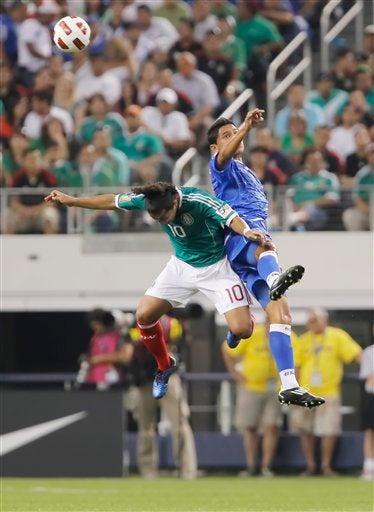 Gio intenta ganar el esférico. FOTO: AP