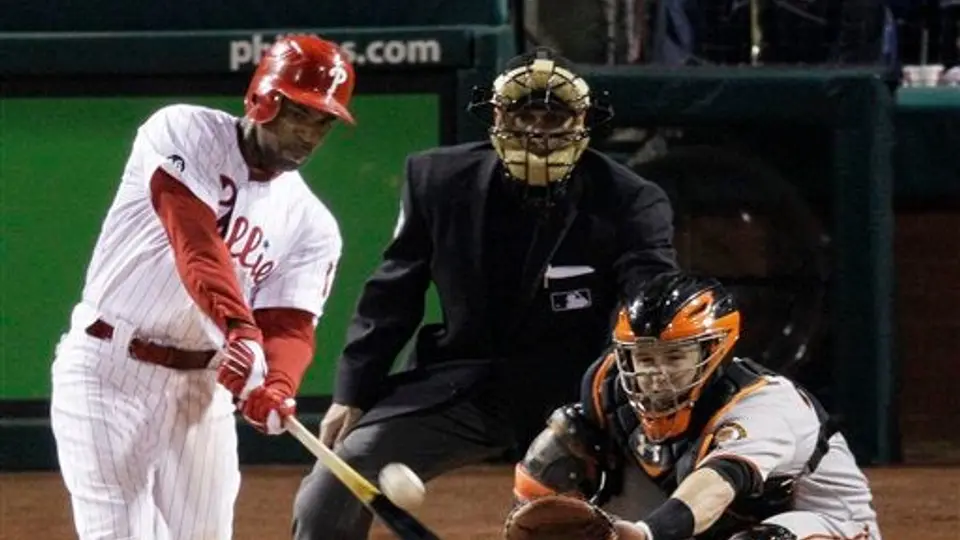 Oswalt luce dominante y Filadelfia empata la serie a Gigantes