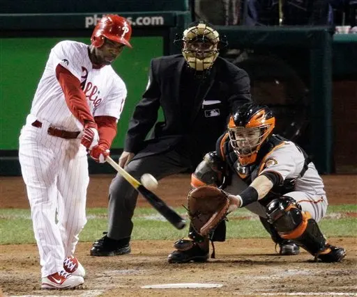 Oswalt luce dominante y Filadelfia empata la serie a Gigantes
