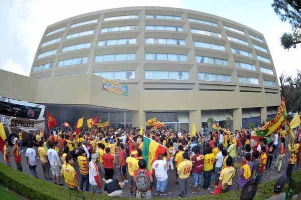 Aficionados esperan con ansias la llegada del partido de Ida. FOTO: RICARDO FLORES