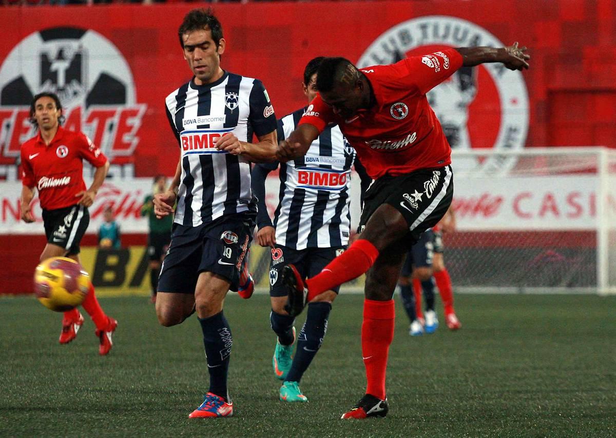 César Delgado y Duvier Riascos pelean un esférico | MEXSPORT