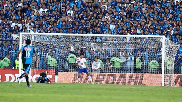 Los cementeros se salvaron un par de ocasiones. FOTO: CIRO GUTIÉRREZ