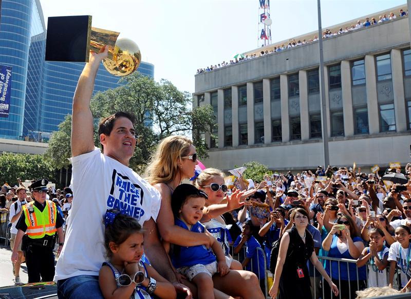 El trofeo relució al paso de los Mavericks. FOTO: EFE
