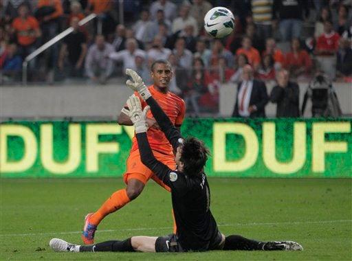 Holanda se impusó 2-0 a Turquía en el inicio de la eliminatoria europea | AP