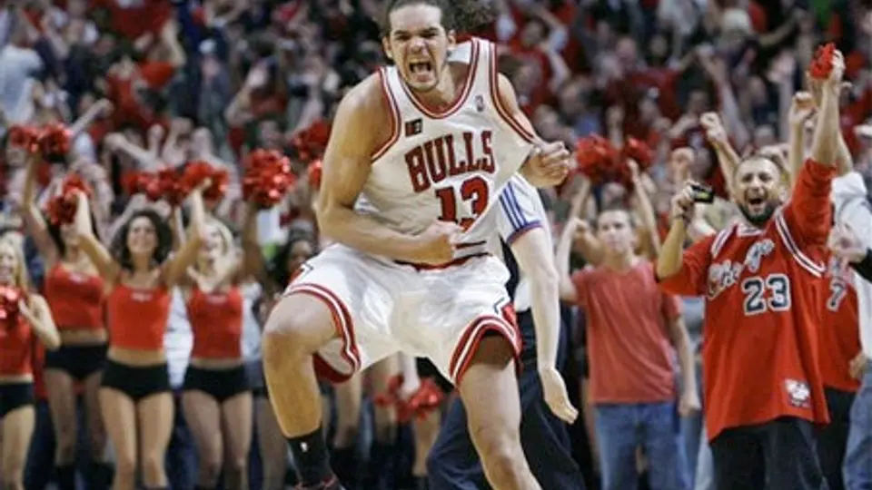 Joakim Noah firma extensión de contrato con Chicago