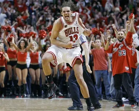 Joakim Noah firma extensión de contrato con Chicago