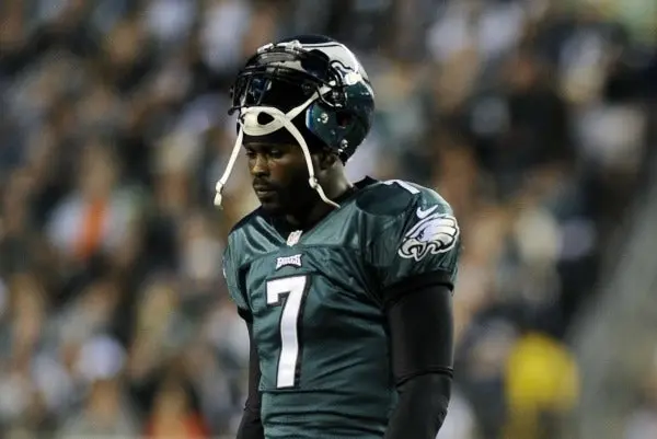 Vick abandona hospital tras sufrir conmoción cerebral