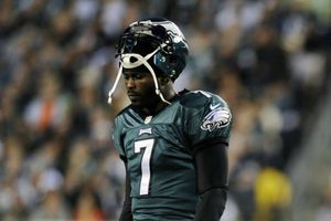 Vick abandona hospital tras sufrir conmoción cerebral