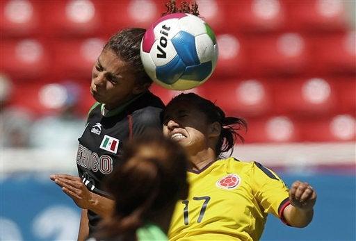 Liliana Godoy disputa el esférico con Carolina Arias. FOTO: AP