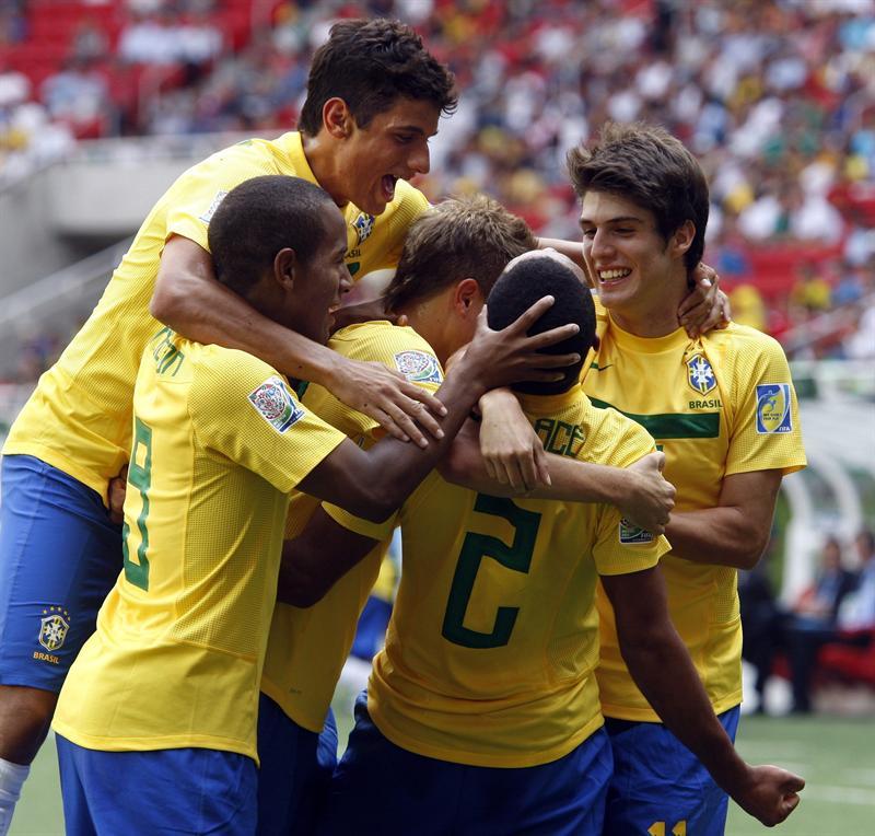 La Canarinha juvenil celebra el triunfo 3-0 ante Dinamarca. FOTO: EFE