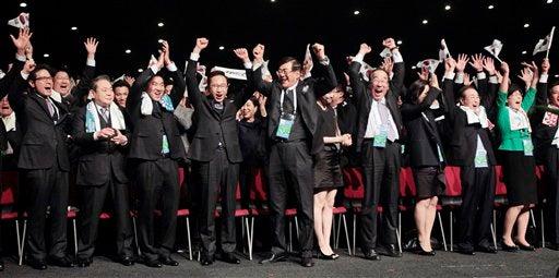 La delegación que representa a Corea del Sur celebró el anuncio. FOTO: AP