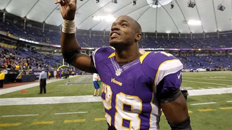 Desestiman cargos contra Adrian Peterson
