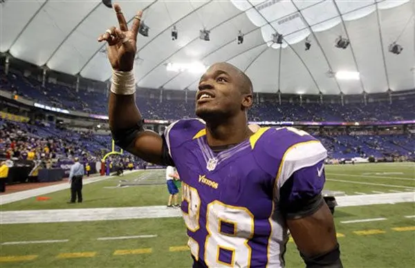 Desestiman cargos contra Adrian Peterson